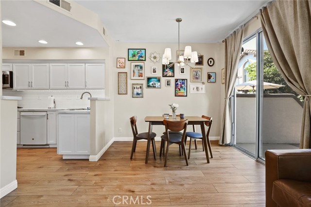 2348 Sunningdale Drive, Tustin CA: https://media.crmls.org/medias/b2f8b3fd-60d8-4f39-b4fa-2cf22f7b1a27.jpg