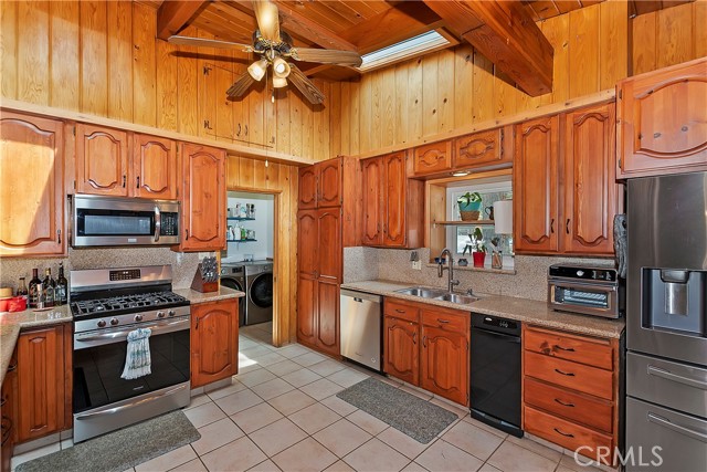 Detail Gallery Image 14 of 56 For 31466 Frontier Dr, Running Springs,  CA 92382 - 4 Beds | 3 Baths