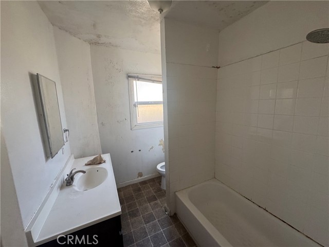 Detail Gallery Image 4 of 8 For 10600 Hildreth Ave, South Gate,  CA 90280 - 2 Beds | 1 Baths