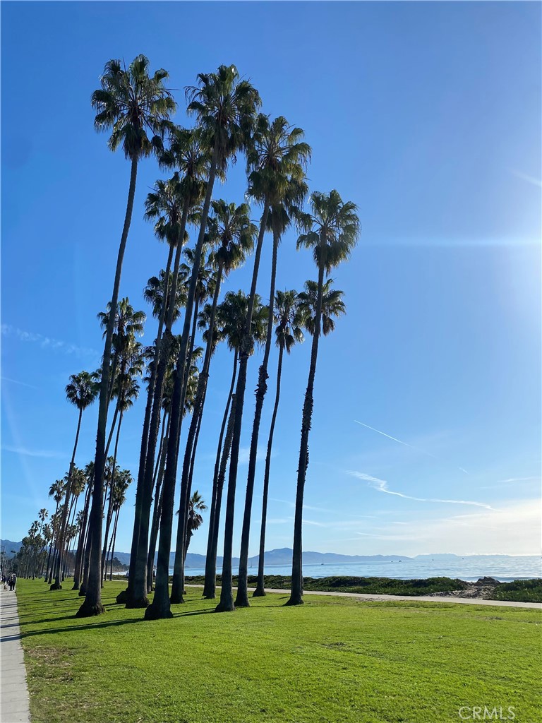 https://media.crmls.org/medias/b2fc37bc-4749-42ef-b35a-f551cb9d9496.jpg?preset=X-Large