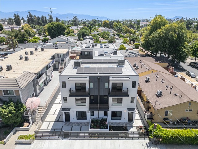 Detail Gallery Image 3 of 34 For 6700 Kester Ave #2,  Van Nuys,  CA 91405 - 5 Beds | 5 Baths