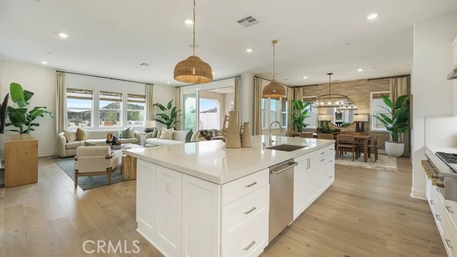 Detail Gallery Image 4 of 41 For 24339 Calle La Roca, Valencia,  CA 91354 - 4 Beds | 4/1 Baths