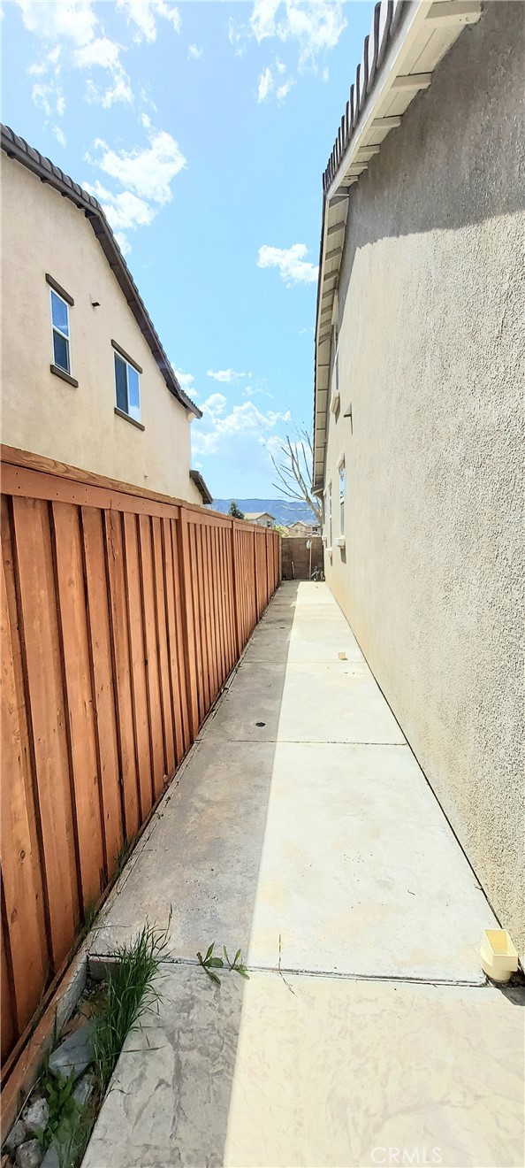 https://media.crmls.org/medias/b2feb555-cf53-40d1-acc2-857133c449de.jpg?preset=X-Large