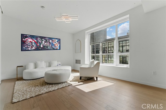 1050 S Grand Avenue, Los Angeles CA: https://media.crmls.org/medias/b30174b2-ef79-456b-b82b-e994bae15a88.jpg