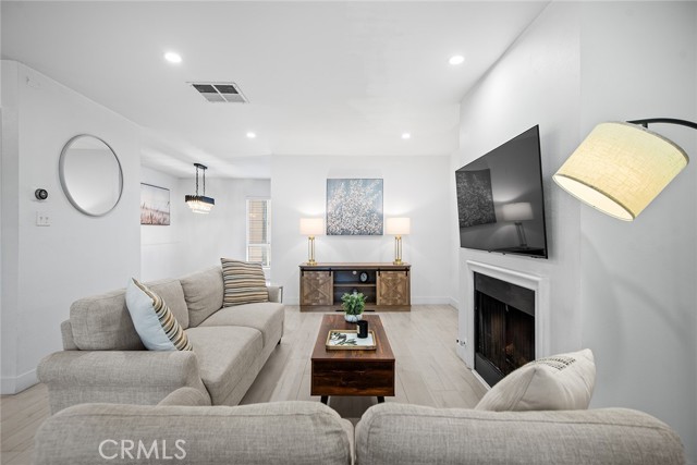 Detail Gallery Image 5 of 23 For 9901 Independence Ave #D,  Chatsworth,  CA 91311 - 2 Beds | 2 Baths