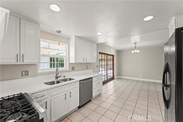 4922 Scenario Drive Drive, Huntington Beach CA: https://media.crmls.org/medias/b302e1f0-c816-4c07-8342-ab14f1dddd56.jpg