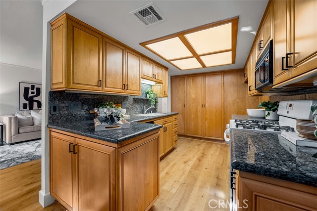 922 N Redding Way, Upland CA: https://media.crmls.org/medias/b30395b5-aeaa-4e06-be32-af18e74c1676.jpg