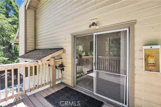 101 Rockledge Lane, Lake Arrowhead CA: https://media.crmls.org/medias/b303d31e-2eb5-4970-aae8-38fe00dff4e7.jpg