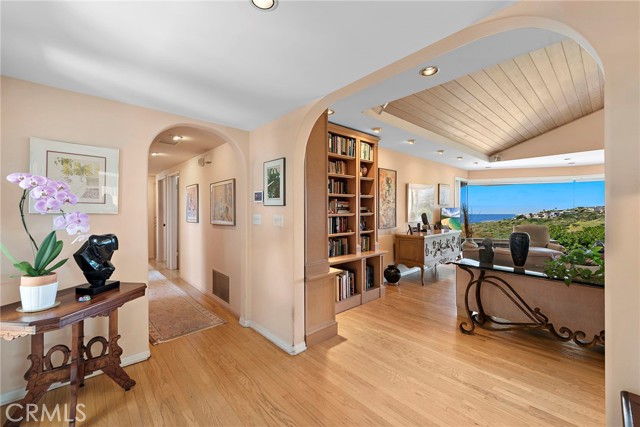Detail Gallery Image 6 of 22 For 2060 Temple Hills Dr, Laguna Beach,  CA 92651 - 4 Beds | 3 Baths