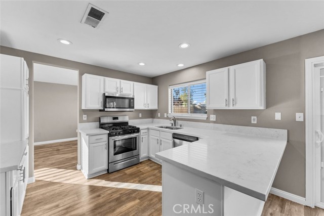 Detail Gallery Image 15 of 51 For 3910 Whirlwind Dr, Bakersfield,  CA 93313 - 3 Beds | 3 Baths