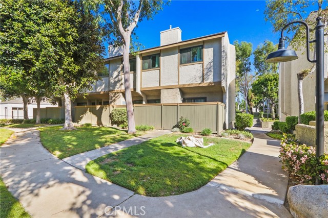 Detail Gallery Image 3 of 32 For 2000 W Palmyra Apt 29, Orange,  CA 92868 - 3 Beds | 2/1 Baths