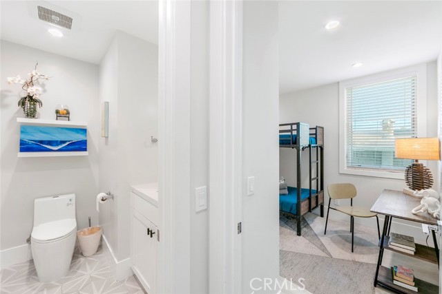 417 E Bay, Newport Beach CA: https://media.crmls.org/medias/b30d52ad-32e1-4e6e-bf4b-7be3f1ac4d4e.jpg