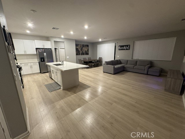 https://media.crmls.org/medias/b30f5d60-bd94-46d1-a5e6-4d8810adef36.jpg?preset=X-Large