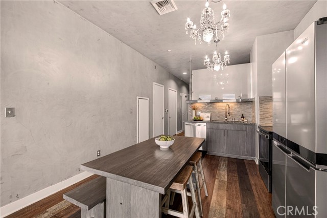 3810 Wilshire Boulevard, Los Angeles CA: https://media.crmls.org/medias/b3119081-1030-4b4d-b943-cf231b0a7aca.jpg