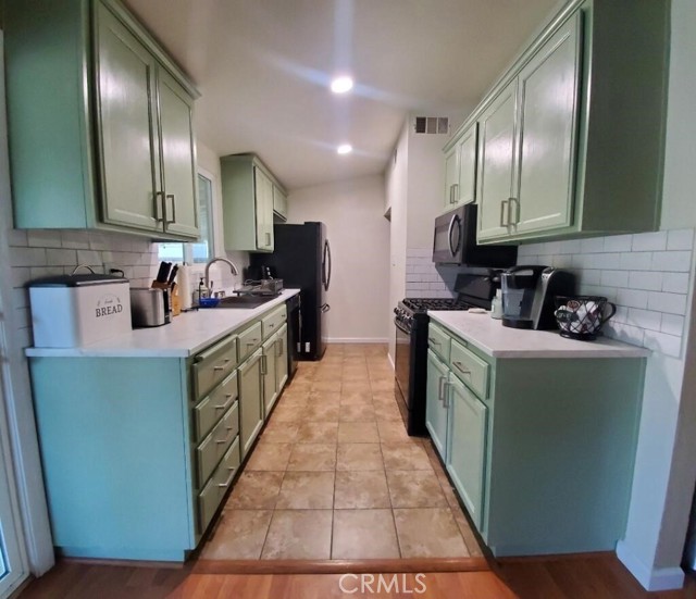 910 Dennis Avenue photo 1