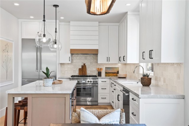 825 W Bay Avenue, Newport Beach CA: https://media.crmls.org/medias/b319f08c-2716-497e-a5de-f23e4cec3fe0.jpg