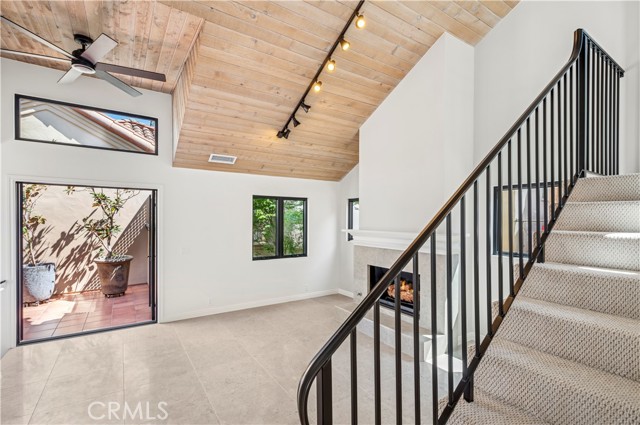 441 1/2 Goldenrod Avenue, Corona del Mar CA: https://media.crmls.org/medias/b31a8fe7-eff0-4756-b9c4-66e50ff54792.jpg
