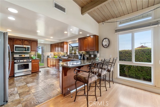 Kitchen with breakfast bar