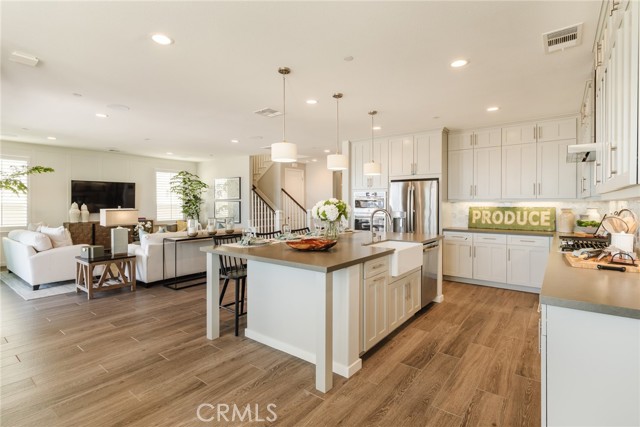 Detail Gallery Image 4 of 75 For 18108 Esker Ln, Canyon Country,  CA 91350 - 5 Beds | 3 Baths