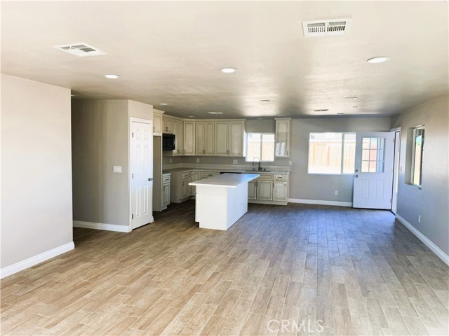 Detail Gallery Image 3 of 14 For 8401 Eucalyptus Ave, California City,  CA 93505 - 4 Beds | 2 Baths