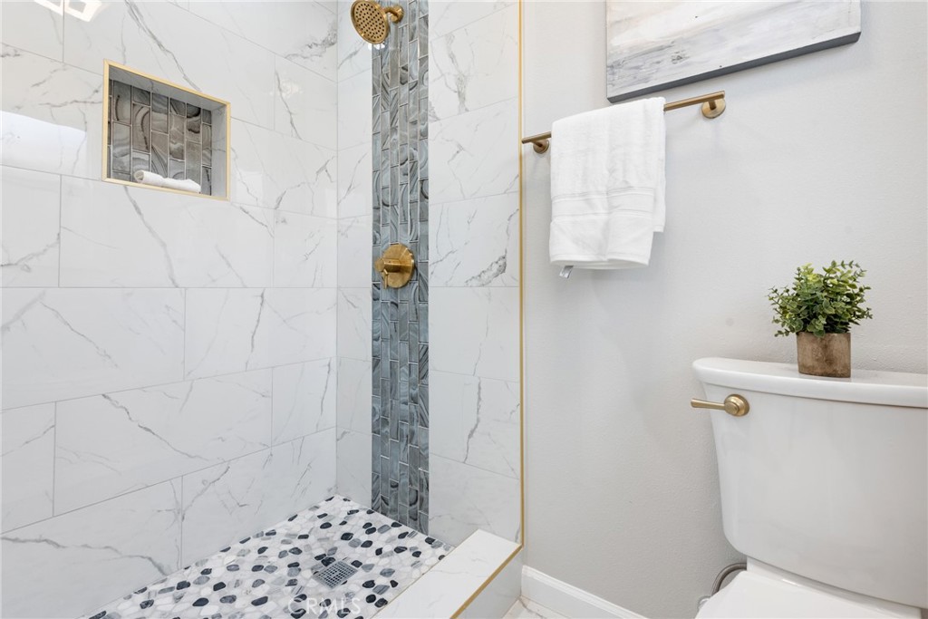 https://media.crmls.org/medias/b31d8f71-2451-4144-a44c-355b93ecab92.jpg?preset=X-Large