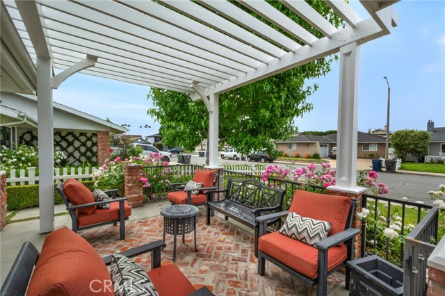 21192 Richmond Circle, Huntington Beach CA: https://media.crmls.org/medias/b31df6fc-5efa-4e88-8b65-7d3857bfb4a1.jpg