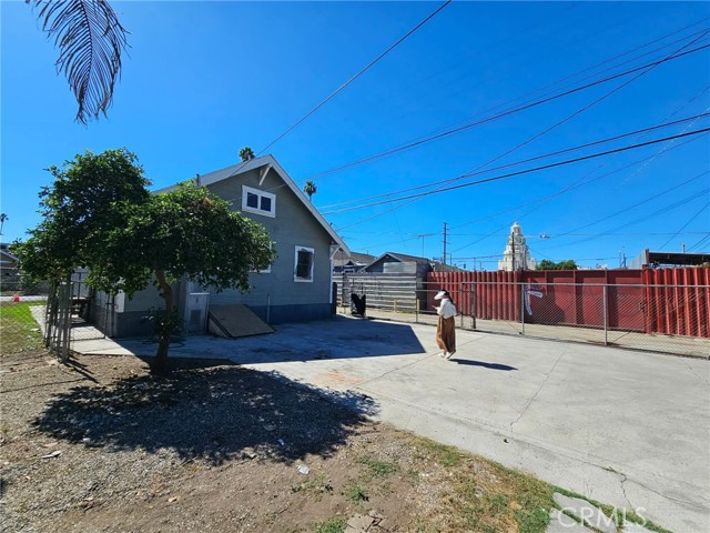 947 West 81st St photo 2