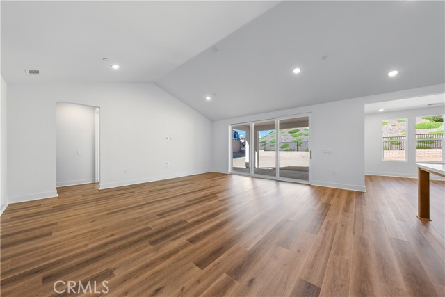 30105 Hillside Place, Castaic CA: https://media.crmls.org/medias/b323505f-ac0e-4664-a776-703ff3778eaa.jpg