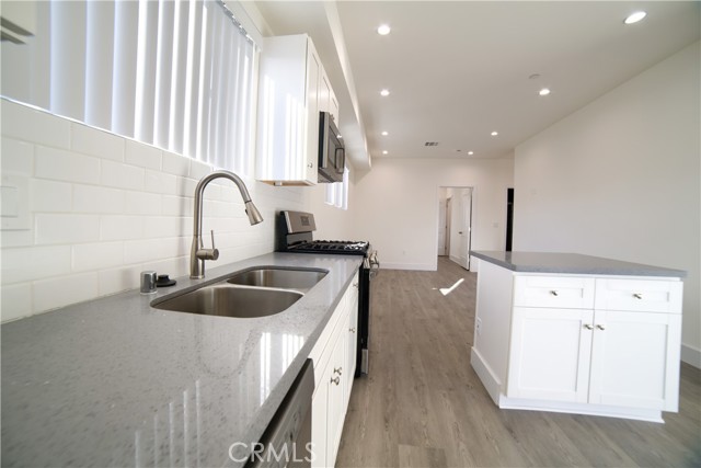 Detail Gallery Image 11 of 24 For 4559 Pickford St St #4559 1/2,  Los Angeles,  CA 90019 - 4 Beds | 4 Baths
