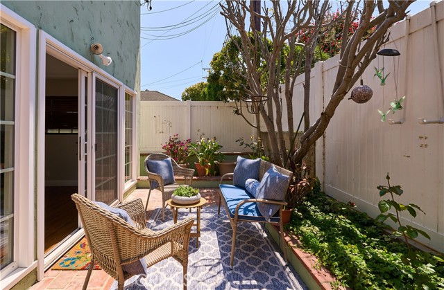 385 Park Avenue, Long Beach CA: https://media.crmls.org/medias/b3292bf6-f4d4-4bc8-8a17-6e9a7793ef36.jpg