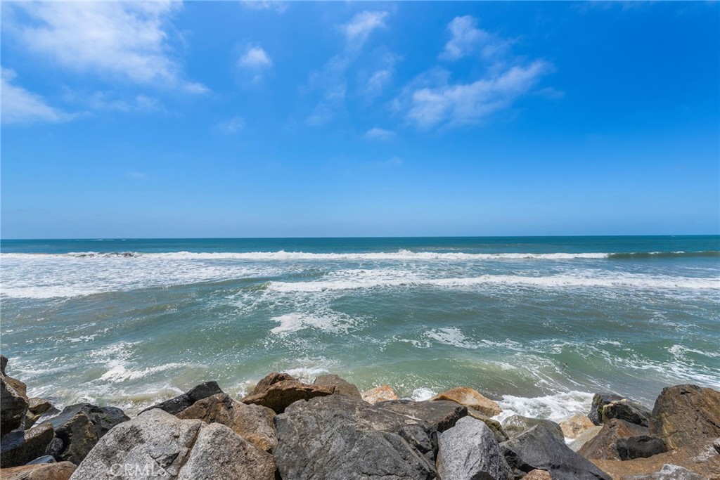 https://media.crmls.org/medias/b32b85cf-7a07-4876-8b7a-7dd4c0203613.jpg?preset=X-Large