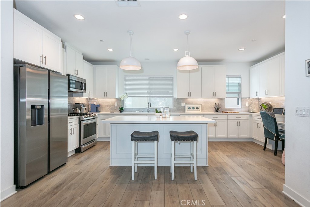 https://media.crmls.org/medias/b32c045a-c258-4f99-acbe-7a1d8d131a08.jpg?preset=X-Large