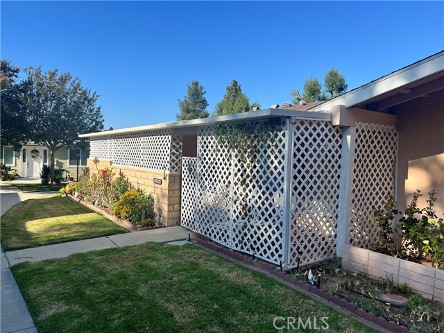 Detail Gallery Image 4 of 7 For 19204 Avenue of the Oaks #E,  Newhall,  CA 91321 - 2 Beds | 2 Baths