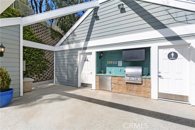 212 Santa Rosa Court, Laguna Beach CA: https://media.crmls.org/medias/b32d6ed1-496b-4a25-9bcd-4789b791f7a8.jpg