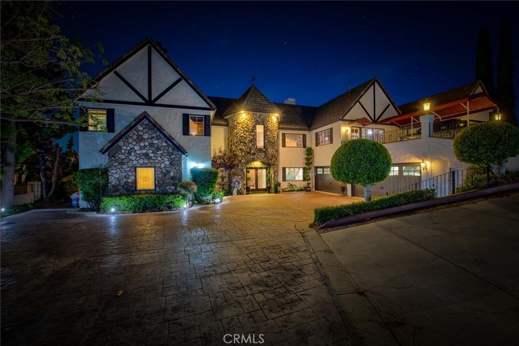 https://media.crmls.org/medias/b32d80df-6c11-432e-9e0d-2e66b5788298.jpg?preset=X-Large