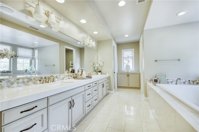 46 Shadybend, Irvine CA: https://media.crmls.org/medias/b33051ca-8cf7-4833-8a1f-51a60e9f0d1f.jpg