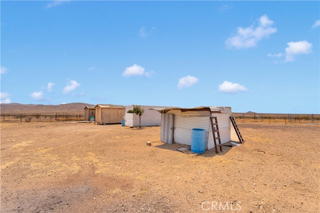 27320 Rodeo Road, Helendale CA: https://media.crmls.org/medias/b3331b07-138b-475e-8b93-c27dcda0f96f.jpg