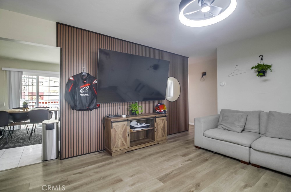 https://media.crmls.org/medias/b333cd7f-698b-4e9c-96c1-eef479cfee8e.jpg?preset=X-Large