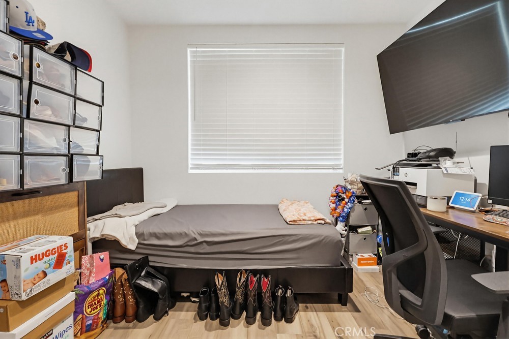 https://media.crmls.org/medias/b33521a4-c3f7-4615-955f-eb4e962d58a3.jpg?preset=X-Large
