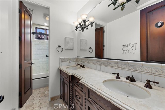 2807 Elm Avenue, Manhattan Beach, California 90266, 5 Bedrooms Bedrooms, ,4 BathroomsBathrooms,Residential,Sold,Elm,SB22102726