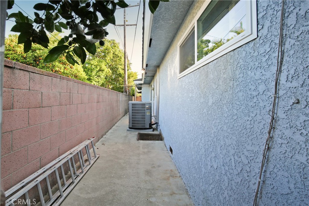 https://media.crmls.org/medias/b3372cae-e35a-4fec-b761-035a3debbc12.jpg?preset=X-Large