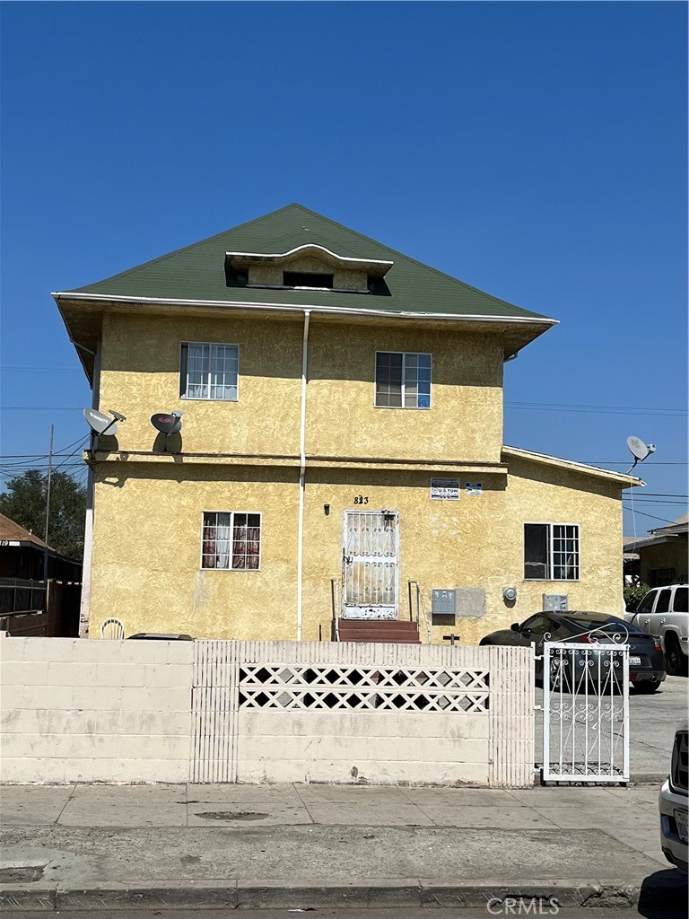 823 E Adams Boulevard Los Angeles, California GREAT INCOME OPPORTUNITY!! 7% CAP RATE IN A HIGH DEMAND AREA!! FRONT HOUSE HAS 4BEDROOMS UPSTAIRS!! 3 BEDROOMS DOWNSTAIRS!! AND 4BATHROOMS!! TWO SEPARATE HOUSES IN THE BACK WITH 1 BEDROOM 1 BATHROOM EACH!! STORAGE IN THE BACK!! CLOSE TO DOWNTOWN AND FREEWAYS!!