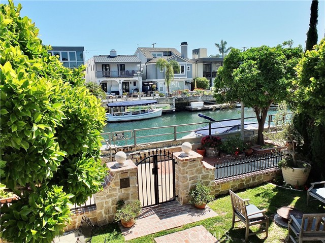 Detail Gallery Image 5 of 71 For 89 Rivo Alto Canal, Long Beach,  CA 90803 - 5 Beds | 3/1 Baths