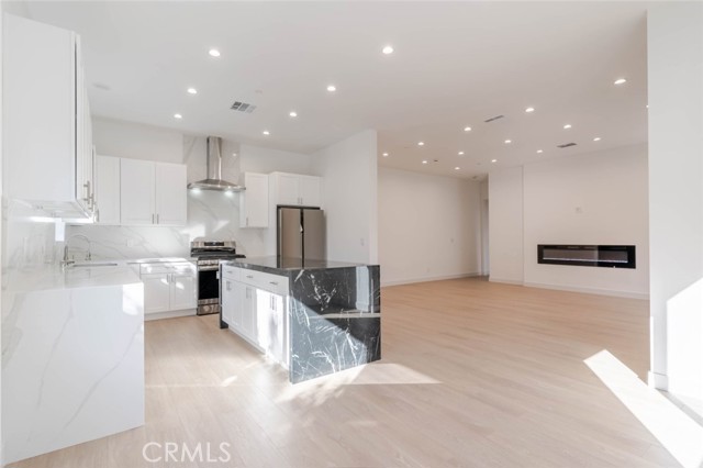 Detail Gallery Image 9 of 23 For 6850 1/2 Ranchito Ave, Van Nuys,  CA 91405 - 3 Beds | 3 Baths