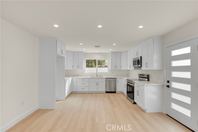 Detail Gallery Image 28 of 39 For 7040 Tyrone Ave, Van Nuys,  CA 91405 - 6 Beds | 4/1 Baths