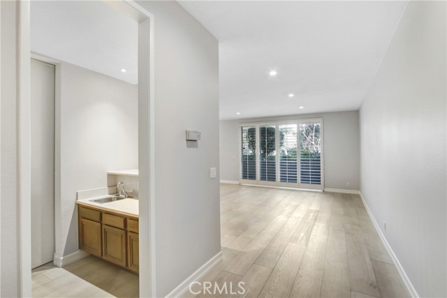 Detail Gallery Image 3 of 44 For 4949 Genesta Ave #104,  Encino,  CA 91316 - 2 Beds | 2 Baths