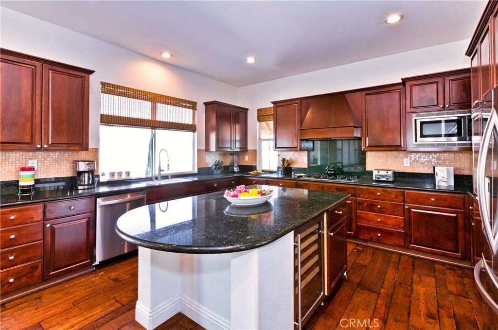 https://media.crmls.org/medias/b33c3fc2-db0b-481f-99b4-4872072b20eb.jpg?preset=X-Large