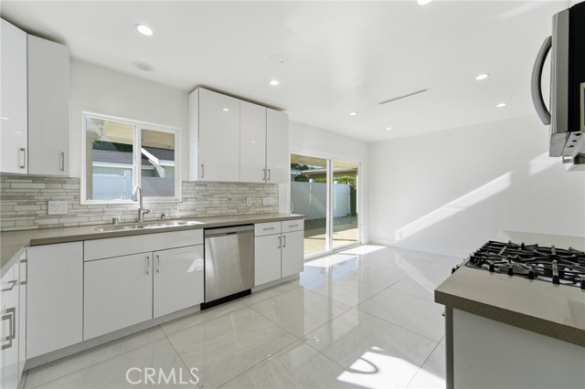 Detail Gallery Image 15 of 57 For 6015 Laurelgrove, North Hollywood,  CA 91606 - 5 Beds | 5 Baths