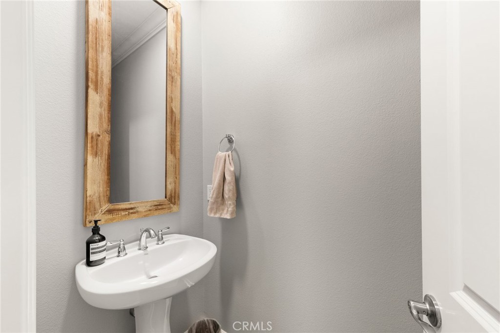 https://media.crmls.org/medias/b33ce7a3-2472-42b5-b5c4-530233de0581.jpg?preset=X-Large