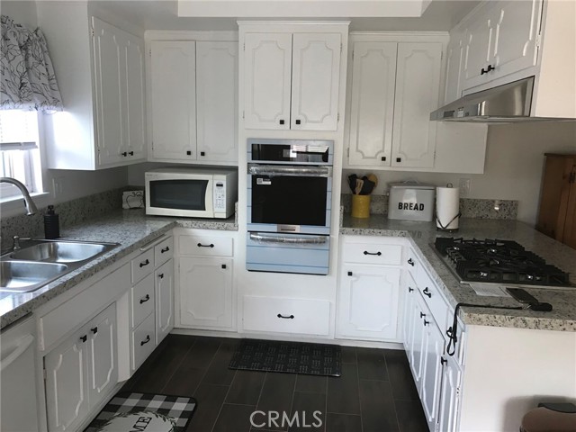 Detail Gallery Image 4 of 19 For 1502 S Merrill St, Corona,  CA 92882 - 3 Beds | 2 Baths
